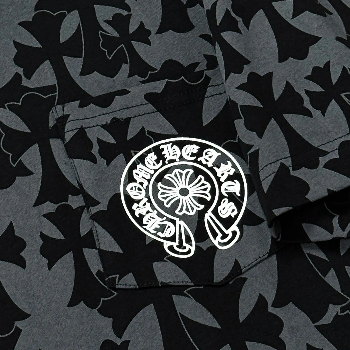 P180 Chrome Hearts 25 high-end versions. The fabric is made of 300 grams of high-density pure cotton. It does not deform or shrink. It has three labels. It is the same style for men and women. Technology: all-over printing + digital printing. Color: white, black. SIZE: S-XL.